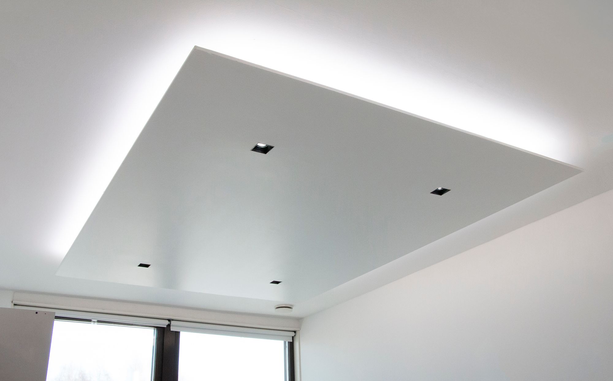 Katossa alaslasku jossa upotettuja PIILO-spotteja ja lipassa kiertämässä led nauha. Luo tunnelmallisen ja hotellimaisen valaistuksen. Ledstore.fi